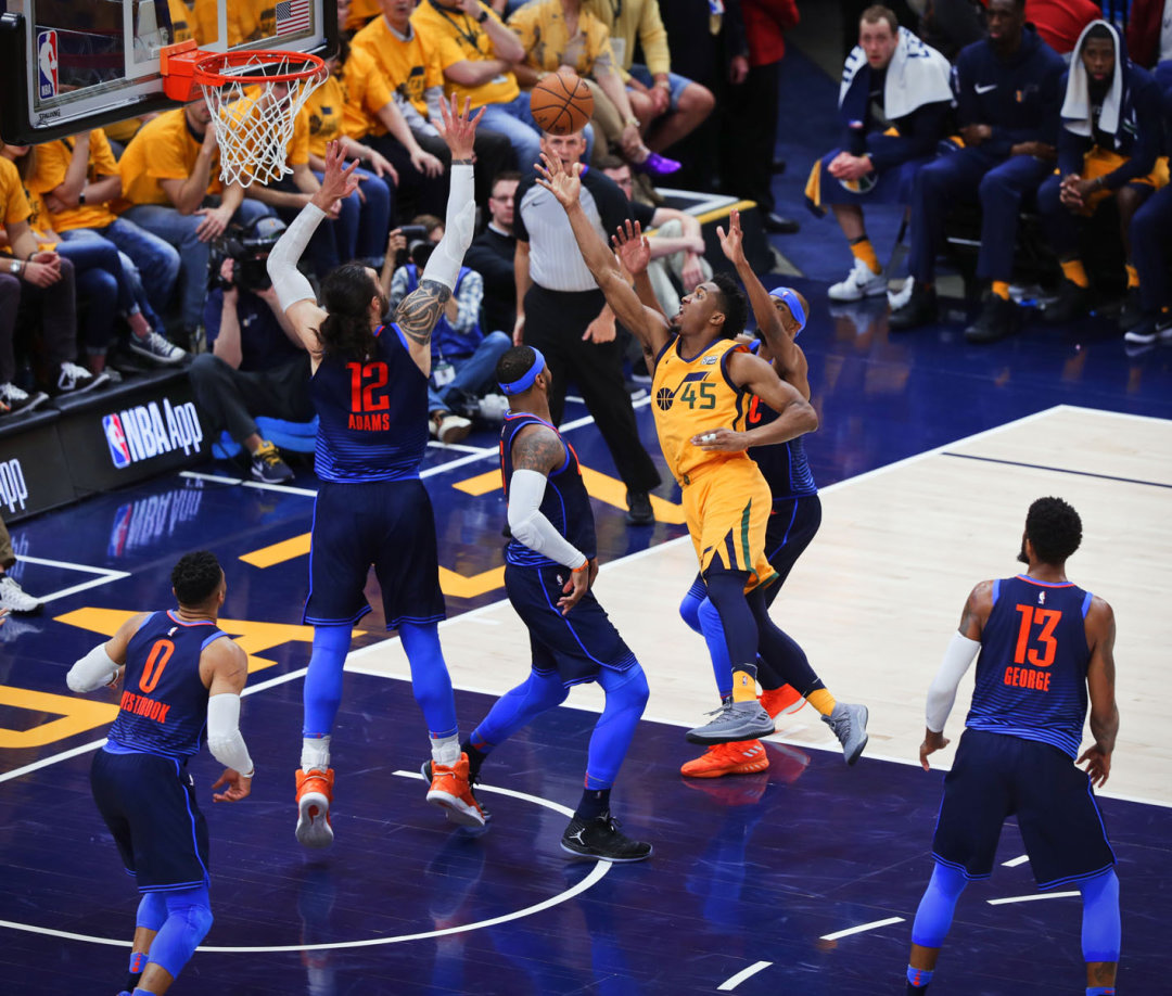 波兰男篮横扫法国男篮，萨姆·米切尔送出助攻