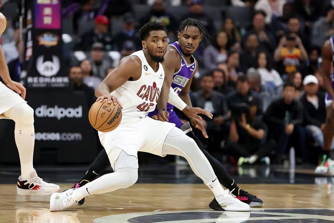 波兰男篮横扫法国男篮，萨姆·米切尔送出助攻