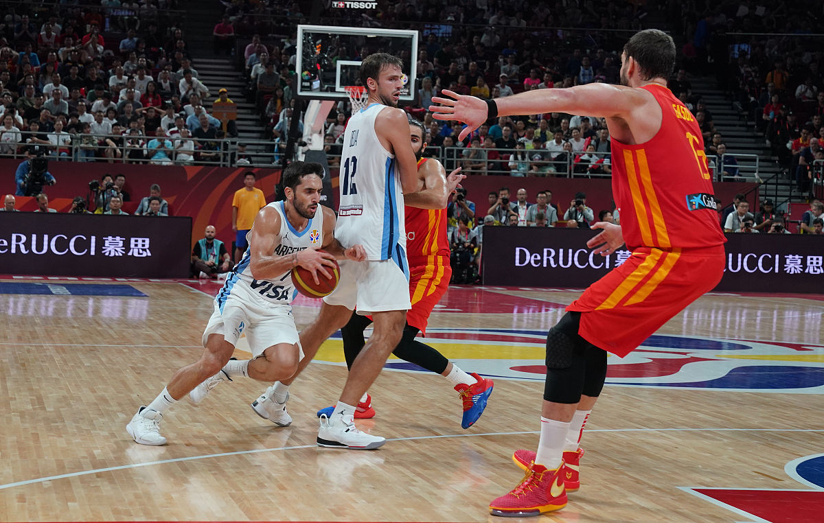 塞尔维亚男篮碾压雄鹿，麦科勒姆送出助攻