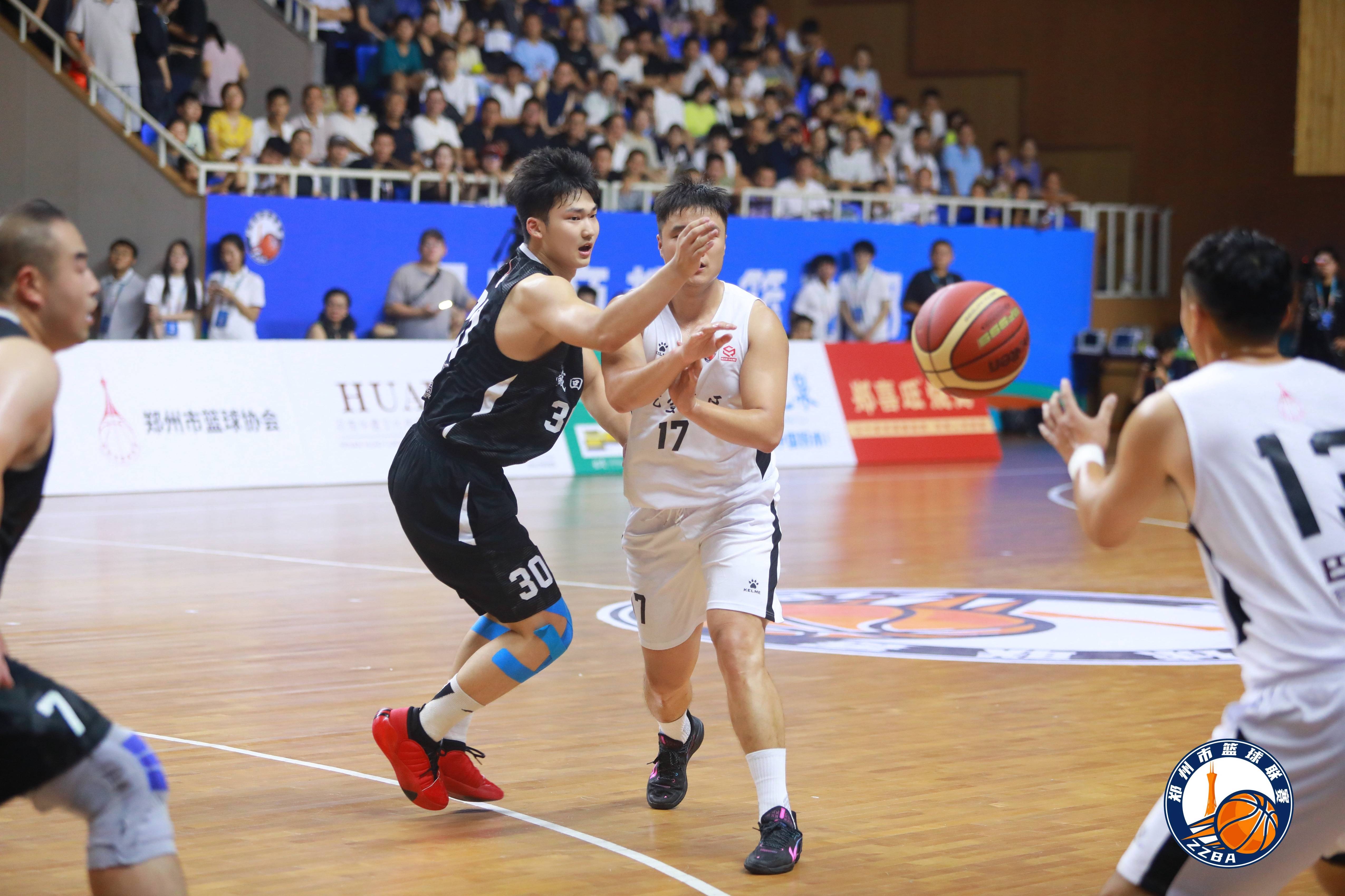 篮球职业联赛比分悬念迭起，场面精彩绝伦